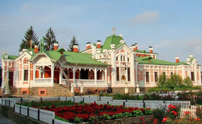 Ризоположенський монастир — справжня окраса Томашівки. Він зробив відомими фастівчан в Україні. У селі сподіваються, що після напливу туристів вони стануть ще й заможними